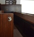 Zeer fraaie cijfers op de rijen kerkbanken op het balkon
<br/>
Richard Keijzer, 2014-07-10